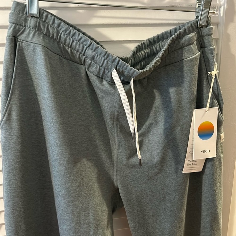 Vuori women’s performance jogger long stormy heather light green new with tags